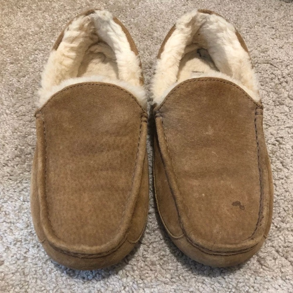 Ugg Women’s Moccasins/slippers size 9